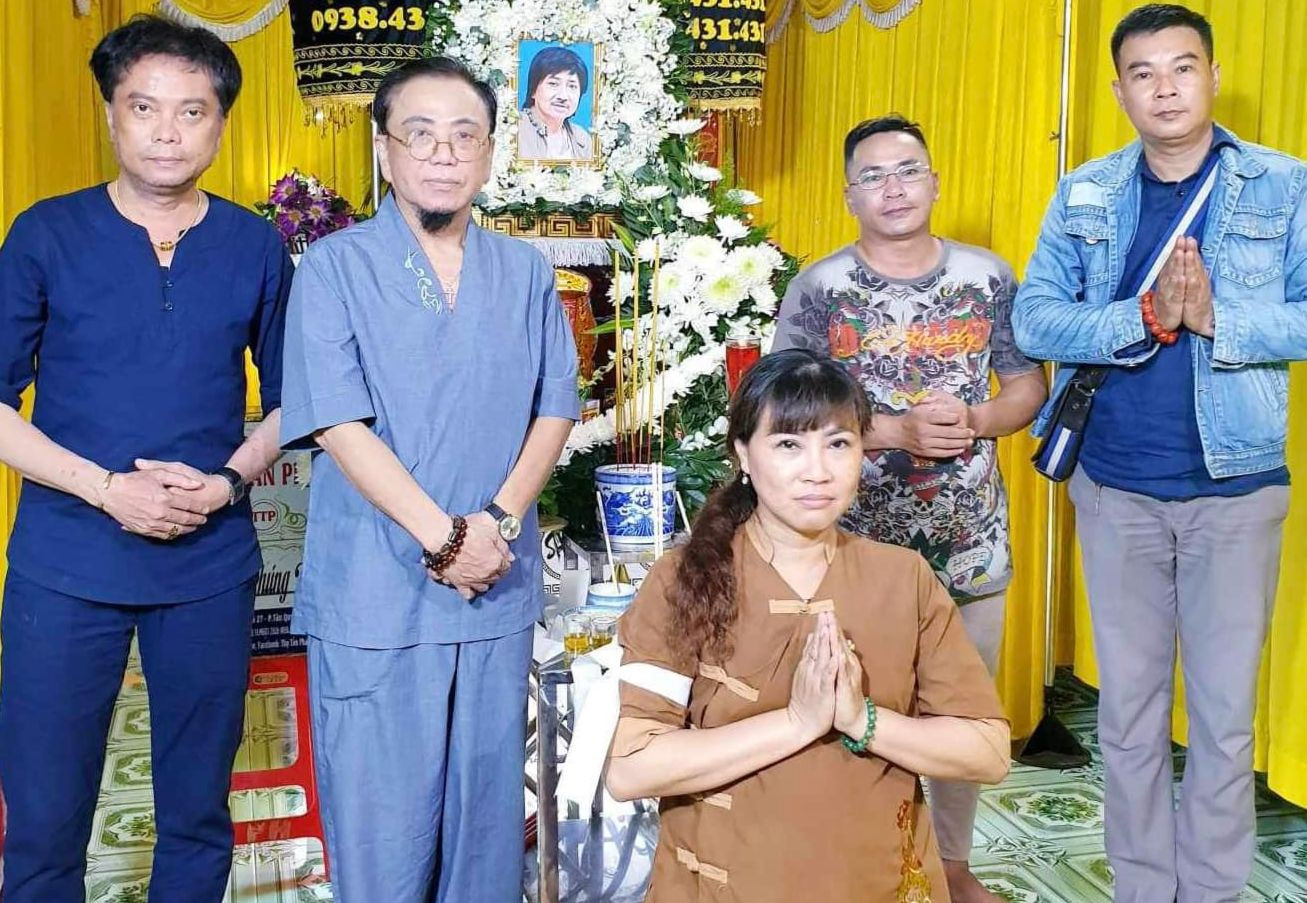 Nghệ sĩ Hồng Tơ, Lê Bảo, Chí Thiện, ca sĩ Phương Tử Long, MC Nhan Ngọc Châu cùng lo đám tang cho Aly Dũng. Nghệ sĩ Hồng Tơ, Lê Bảo, Chí Thiện, ca sĩ Phương Tử Long, MC Nhan Ngọc Châu cùng lo đám tang cho Aly Dũng.