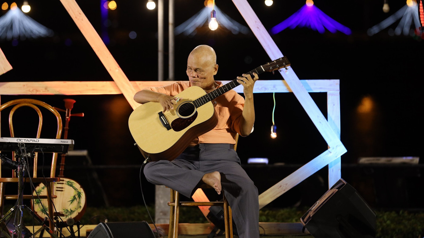 Dáng ngồi dân dã quen thuộc của nghệ sĩ Thanh Điền.