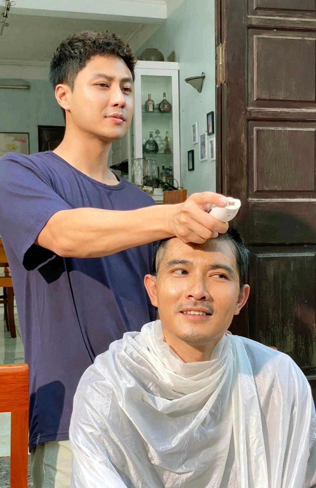 Hậu trường Quang Sự cạo đầu trong phim. Phân đoạn này lấy nước mắt khán giả.