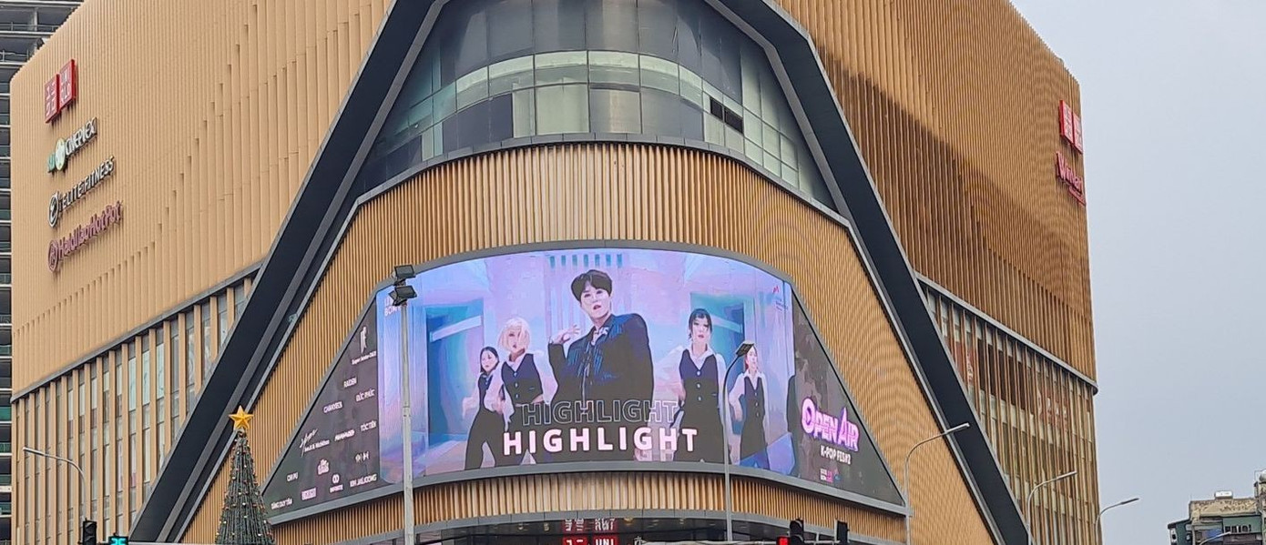 Đơn vị tổ chức liên tục chạy quảng cáo về hai đêm đại nhạc hội ở Mỹ Đình suốt hai tháng qua. Ảnh: BOM Entertainment.