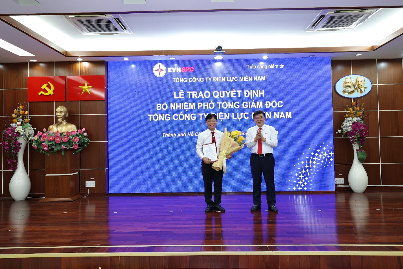 Chủ tịch HĐTV EVNSPC Lê Văn Trang trao Quyết định cho tân Phó tổng giám đốc Hứa Thanh Nhàn (trái). Chủ tịch HĐTV EVNSPC Lê Văn Trang trao Quyết định cho tân Phó tổng giám đốc Hứa Thanh Nhàn (trái).