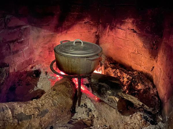 Diễn viên Chiều Xuân chia sẻ hình ảnh bếp lửa hồng kèm chiêm nghiệm về một năm đã qua. Theo nữ diễn viên, cô đã trải qua một năm nhiều nỗ lực, vượt qua chính mình và đạt được một số kết quả, thành tích đáng khen ngợi. Cô cảm kích khi gặp được những mối lương duyên, công việc, con người đã và đang cháy hết mình cho niềm đam mê. "Một năm đầy ấm áp và hạnh phúc. Xin cảm ơn năm 2023 sắp kết thúc, chào đón năm mới 2024 với niềm hân hoan và nhiệt huyết. Cảm ơn cuộc sống này cũng như mỗi năm đã trôi qua trong cuộc đời tôi”. Hiện tại, diễn viên Chiều Xuân gây ấn tượng với vai diễn Tám Kheo trong phim điện ảnh kinh dị Kẻ ăn hồn. Đây cũng là một trong những dự án phim Việt khá thành công trong năm nay. Sau 2 tuần ra mắt, phim đạt doanh thu 65 tỷ đồng.