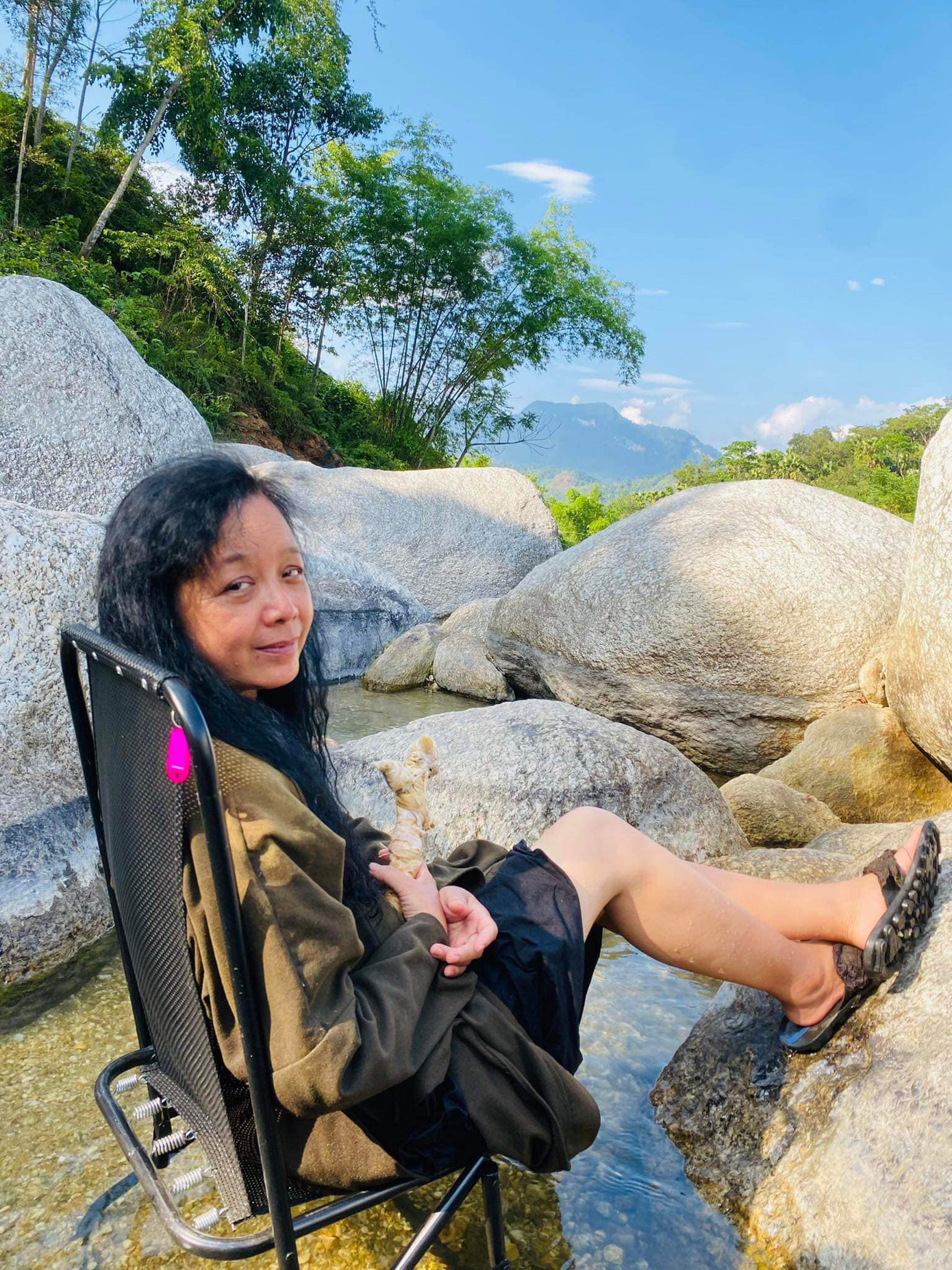 Diễn viên Chiều Xuân chia sẻ hình ảnh bếp lửa hồng kèm chiêm nghiệm về một năm đã qua. Theo nữ diễn viên, cô đã trải qua một năm nhiều nỗ lực, vượt qua chính mình và đạt được một số kết quả, thành tích đáng khen ngợi. Cô cảm kích khi gặp được những mối lương duyên, công việc, con người đã và đang cháy hết mình cho niềm đam mê. "Một năm đầy ấm áp và hạnh phúc. Xin cảm ơn năm 2023 sắp kết thúc, chào đón năm mới 2024 với niềm hân hoan và nhiệt huyết. Cảm ơn cuộc sống này cũng như mỗi năm đã trôi qua trong cuộc đời tôi”. Hiện tại, diễn viên Chiều Xuân gây ấn tượng với vai diễn Tám Kheo trong phim điện ảnh kinh dị Kẻ ăn hồn. Đây cũng là một trong những dự án phim Việt khá thành công trong năm nay. Sau 2 tuần ra mắt, phim đạt doanh thu 65 tỷ đồng.