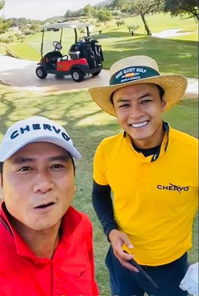 Hồ Hoài Anh và Hồng Đăng vướng ồn ào khi du lịch tại đảo Mallorca, Tây Ban Nha cuối tháng 6/2022. Hồ Hoài Anh và Hồng Đăng vướng ồn ào khi du lịch tại đảo Mallorca, Tây Ban Nha cuối tháng 6/2022.