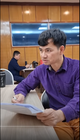 NSƯT Xuân Bắc tập hát chèo dưới sự hướng dẫn của NSND Tự Long. Ảnh: CMH.