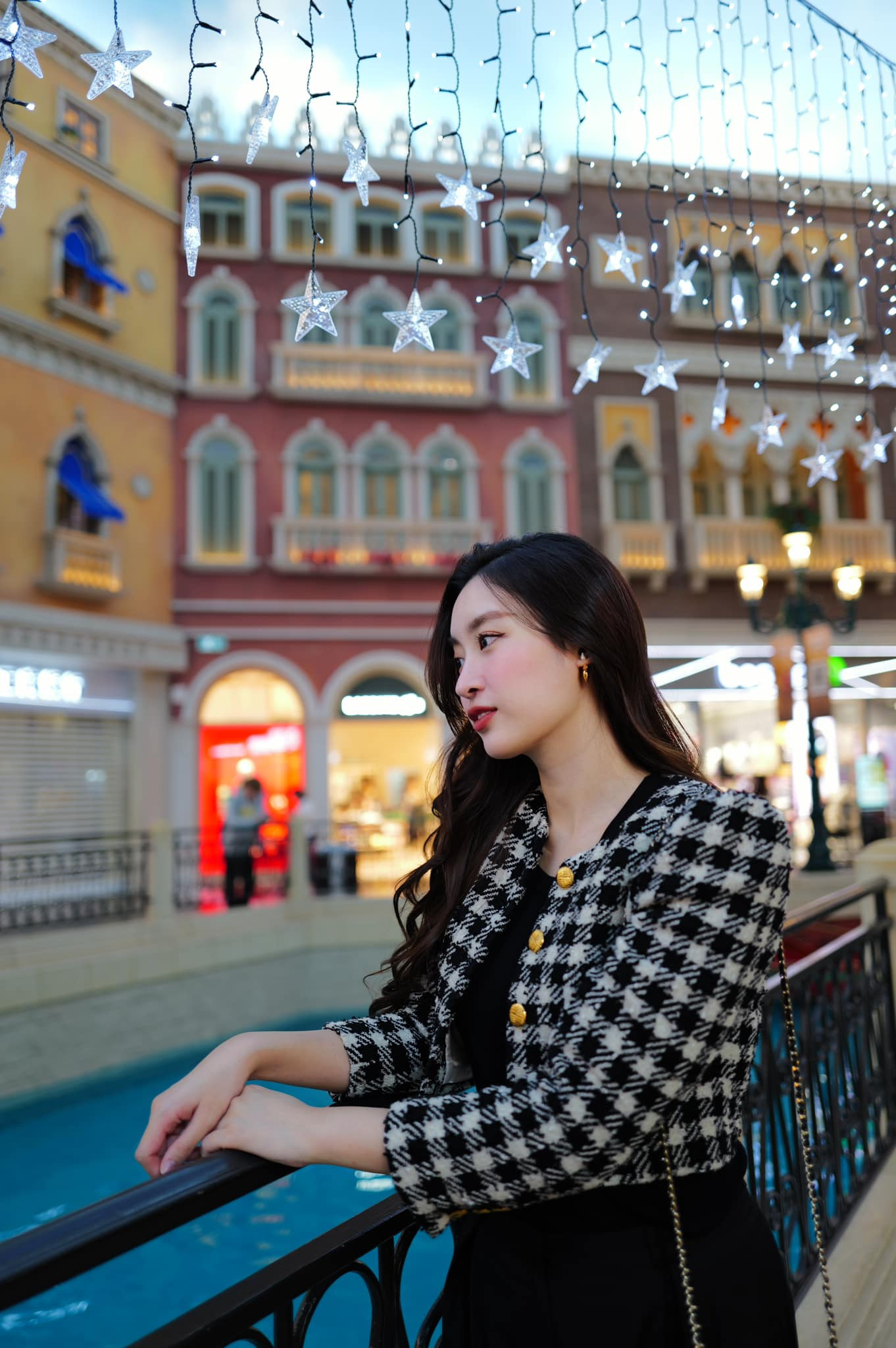 Hoa hậu Đỗ Mỹ Linh chia sẻ một số hình ảnh cá nhân kỷ niệm ngày cuối cùng của năm 2023. Theo Đỗ Mỹ Linh đây là dấu mốc có ý nghĩa đặc biệt với mình. Năm vừa qua, cô không có nhiều hoạt động nghệ thuật nổi bật. Tuy nhiên, Đỗ Mỹ Linh chào đón con gái đầu lòng và dành nhiều thời gian cho gia đình.