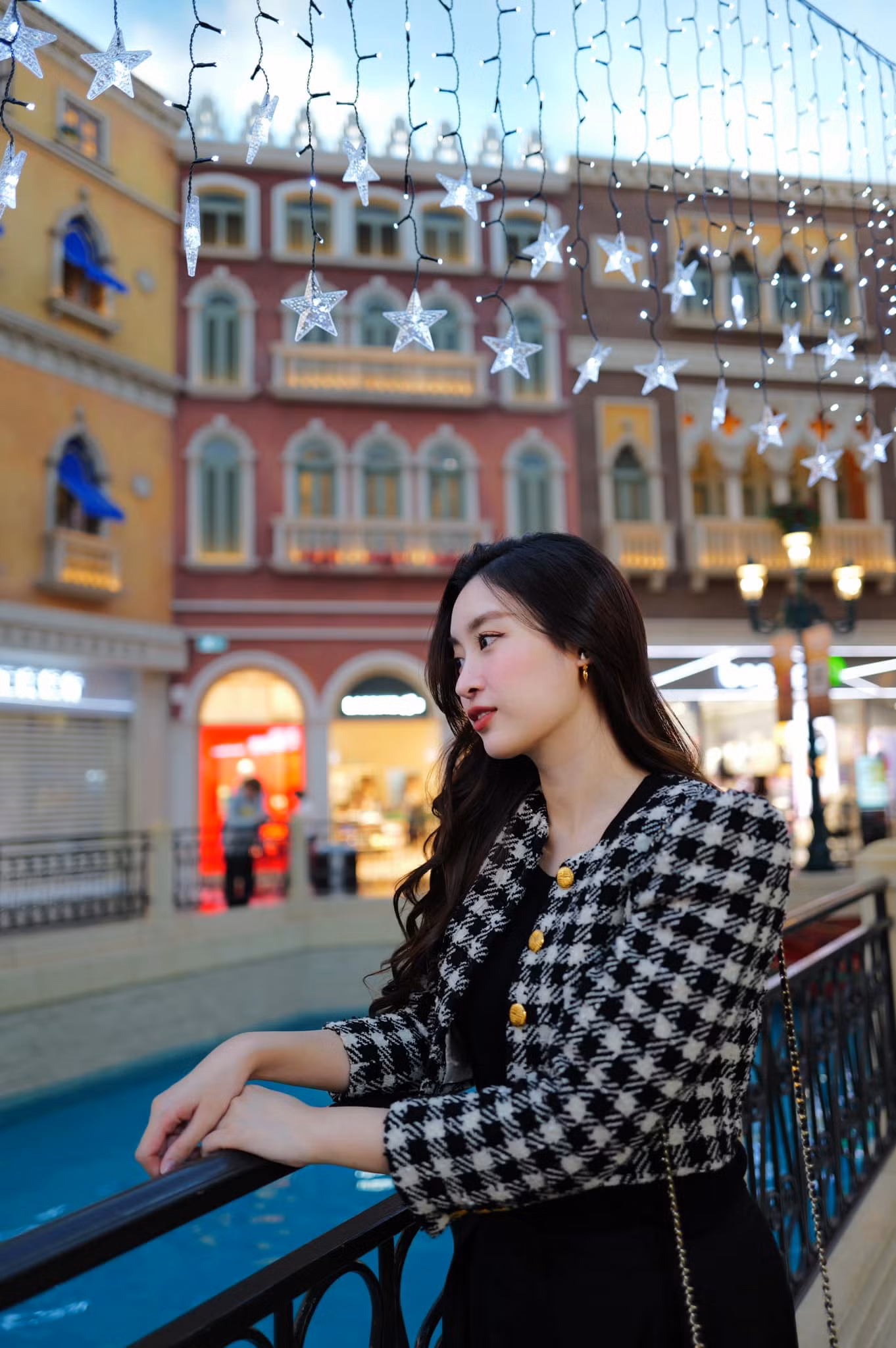 Hoa hậu Đỗ Mỹ Linh chia sẻ một số hình ảnh cá nhân kỷ niệm ngày cuối cùng của năm 2023. Theo Đỗ Mỹ Linh đây là dấu mốc có ý nghĩa đặc biệt với mình. Năm vừa qua, cô không có nhiều hoạt động nghệ thuật nổi bật. Tuy nhiên, Đỗ Mỹ Linh chào đón con gái đầu lòng và dành nhiều thời gian cho gia đình.