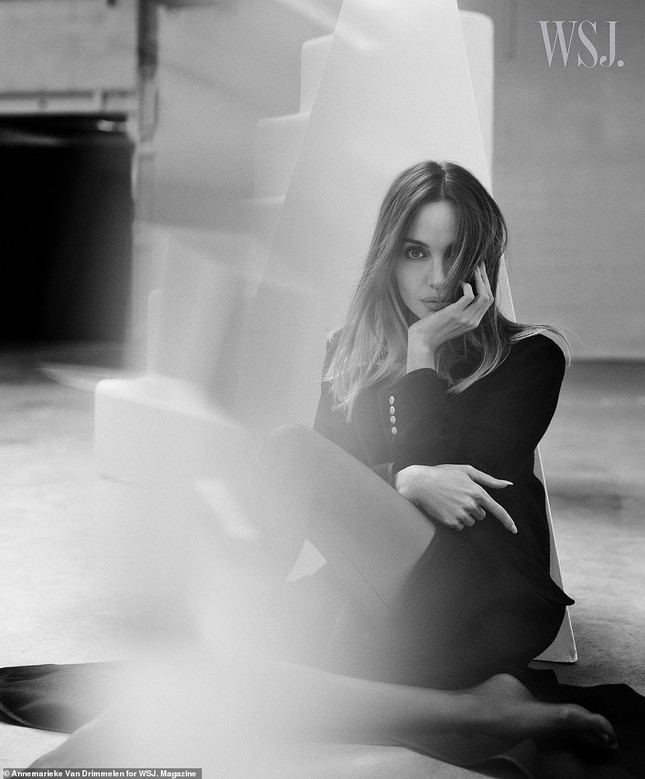 Angelina muốn rời khỏi Hollywood sau khi kết thúc cuộc chiến ly hôn dai dẳng. Ảnh: WSJ. Magazine. Angelina muốn rời khỏi Hollywood sau khi kết thúc cuộc chiến ly hôn dai dẳng. Ảnh: WSJ. Magazine.