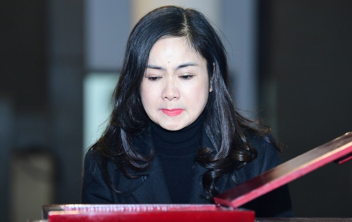 NSND Thu Hà xúc động khi từ biệt đạo diễn Long Vân. Ảnh: Gia Linh