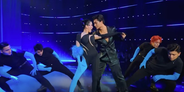 Lâm Bảo Châu tình tứ với Lệ Quyên trên sân khấu Ước Gì - Mưa Phi Trường, công diễn ba Chị đẹp đạp gió rẽ sóng.