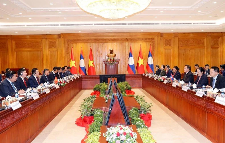 Chủ tịch Quốc hội Vương Đình Huệ hội đàm với Chủ tịch Quốc hội Lào Saysomphone Phomvihane. Chủ tịch Quốc hội Vương Đình Huệ hội đàm với Chủ tịch Quốc hội Lào Saysomphone Phomvihane.