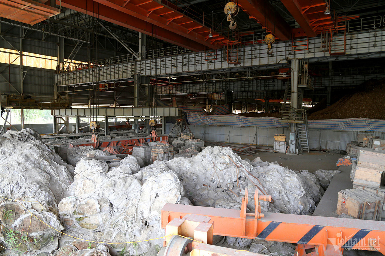 Bên trong nhà máy cán thép nhếch nhác, đủ thứ vật dụng để không từ lâu. Bên trong nhà máy cán thép nhếch nhác, đủ thứ vật dụng để không từ lâu.