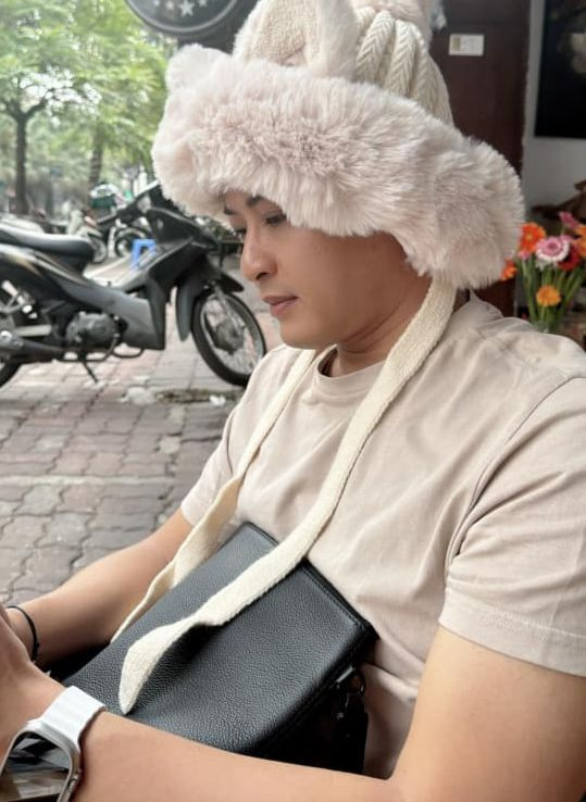 “Cái thời tiết mà sáng ra đứng ở trước tủ quần áo mất cả tiếng đồng hồ không biết nên mặc quần đùi hay áo len. Sắp kết thúc một năm khó khăn rồi. Suy đi ngẫm lại thì đó là một năm thử thách và cũng là một năm lấy động lực để vươn lên. Chờ bước sang năm mới thôi”, diễn viên Hồng Đăng chia sẻ. Sau scandal ở nước ngoài, Hồng Đăng tạm dừng mọi hoạt động nghệ thuật và chuyển sang kinh doanh. Anh hiện đã xin thôi việc ở Nhà hát Kịch Hà Nội.