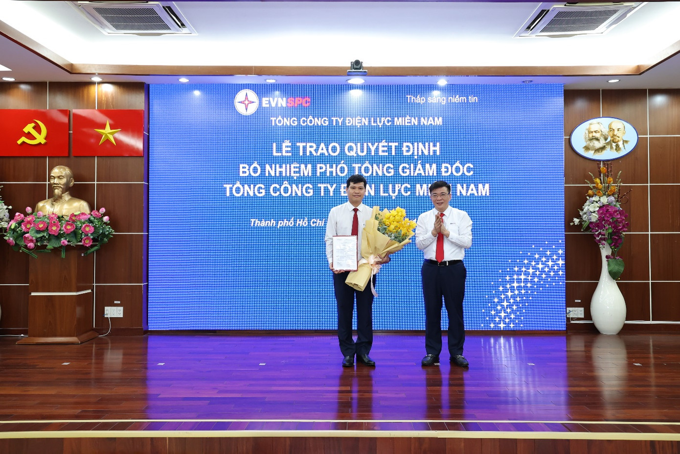 Chủ tịch HĐTV EVNSPC Lê Văn Trang (phải) trao Quyết định cho tân Phó tổng giám đốc Bùi Quốc Hoan. Chủ tịch HĐTV EVNSPC Lê Văn Trang (phải) trao Quyết định cho tân Phó tổng giám đốc Bùi Quốc Hoan.