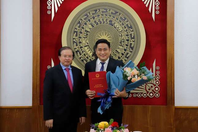 Thứ trưởng Bộ VHTTDL Tạ Quang Đông trao quyết định bổ nhiệm cho ông Nguyễn Minh Tiệp.