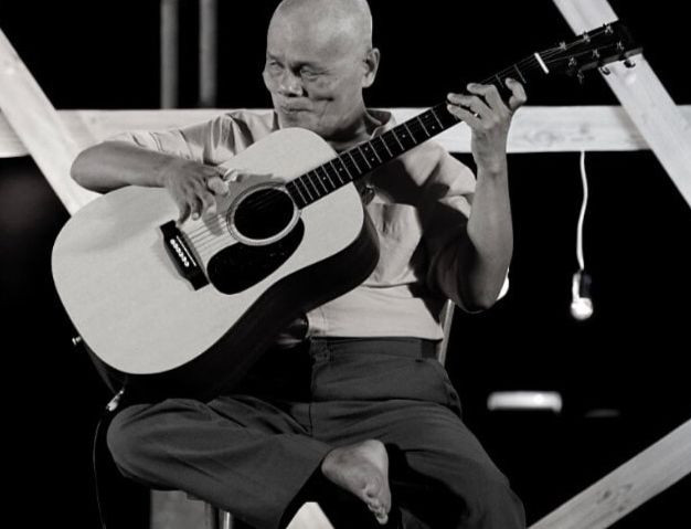 Trong suốt cuộc đời, nghệ sĩ Thanh Điền luôn sợ làm phiền tới người khác. Ông học đàn tới bật móng, tay rớm máu chỉ để có kế sinh nhai. Trong suốt cuộc đời, nghệ sĩ Thanh Điền luôn sợ làm phiền tới người khác. Ông học đàn tới bật móng, tay rớm máu chỉ để có kế sinh nhai.