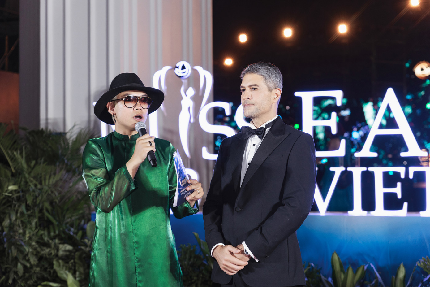 MC James Deakin tiếp tục được ban tổ chức Miss Earth “chọn mặt gửi vàng" và giao vai trò host của chương trình. Anh đã có kinh nghiệm nhiều năm làm MC và tạo dấu ấn tại cuộc thi Miss Earth.