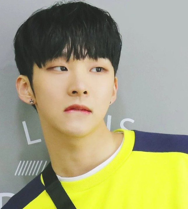 Wooyoung bị nghi là nam thần tượng họ Choi trong vụ quay lén cảnh quan hệ tình dục với bạn gái.