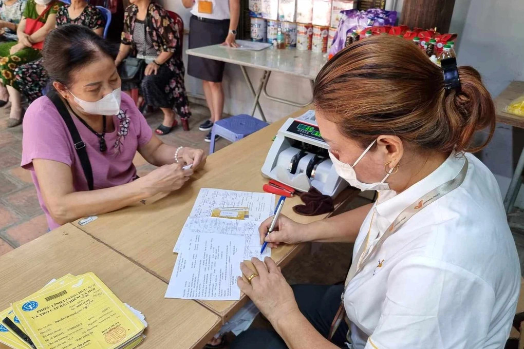 Người dân nhận lương hưu hàng tháng (Ảnh: XC). Người dân nhận lương hưu hàng tháng (Ảnh: XC).