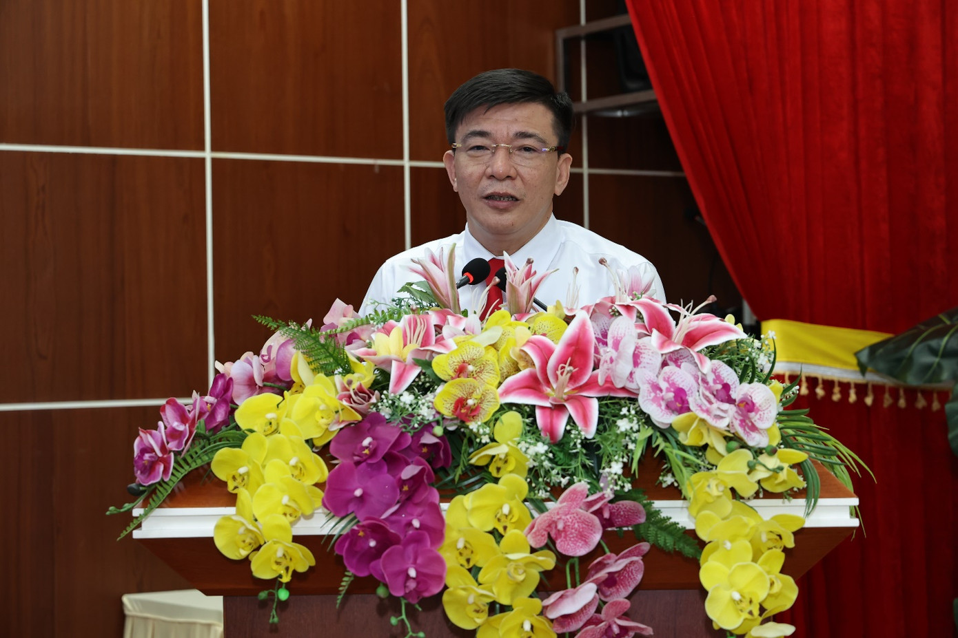 Chủ tịch HĐTV EVNSPC Lê Văn Trang phát biểu giao nhiệm vụ cho các tân Phó tổng giám đốc. Chủ tịch HĐTV EVNSPC Lê Văn Trang phát biểu giao nhiệm vụ cho các tân Phó tổng giám đốc.