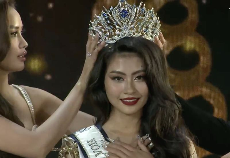 Khoảnh khắc người đẹp Bùi Thị Xuân Hạnh đăng quang Hoa hậu Hoàn vũ Việt Nam 2023.