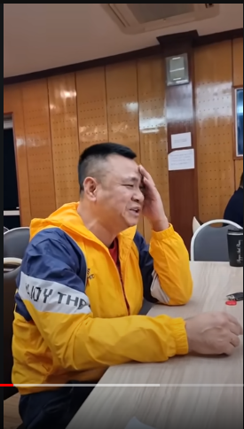 NSƯT Xuân Bắc tập hát chèo dưới sự hướng dẫn của NSND Tự Long. Ảnh: CMH.