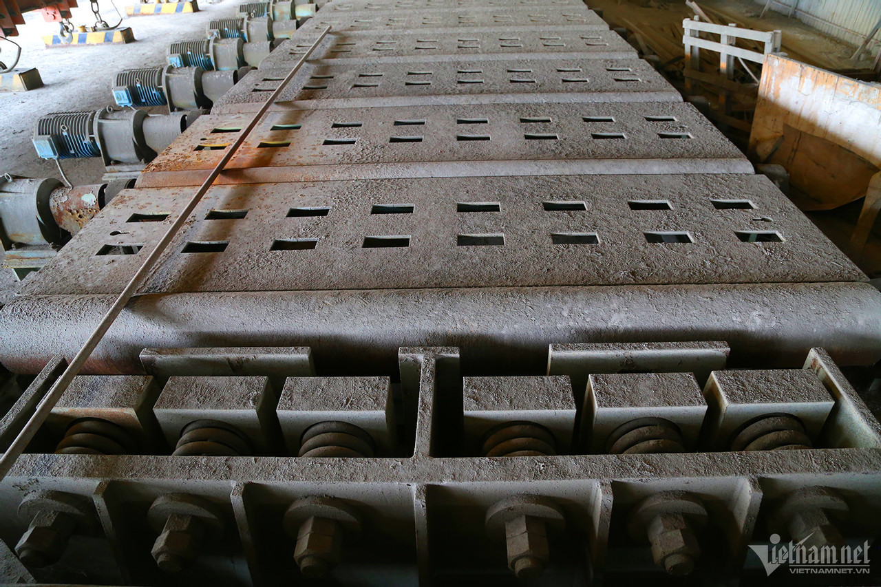 Lớp bụi phủ dày trên mặt băng chuyền. Lớp bụi phủ dày trên mặt băng chuyền.