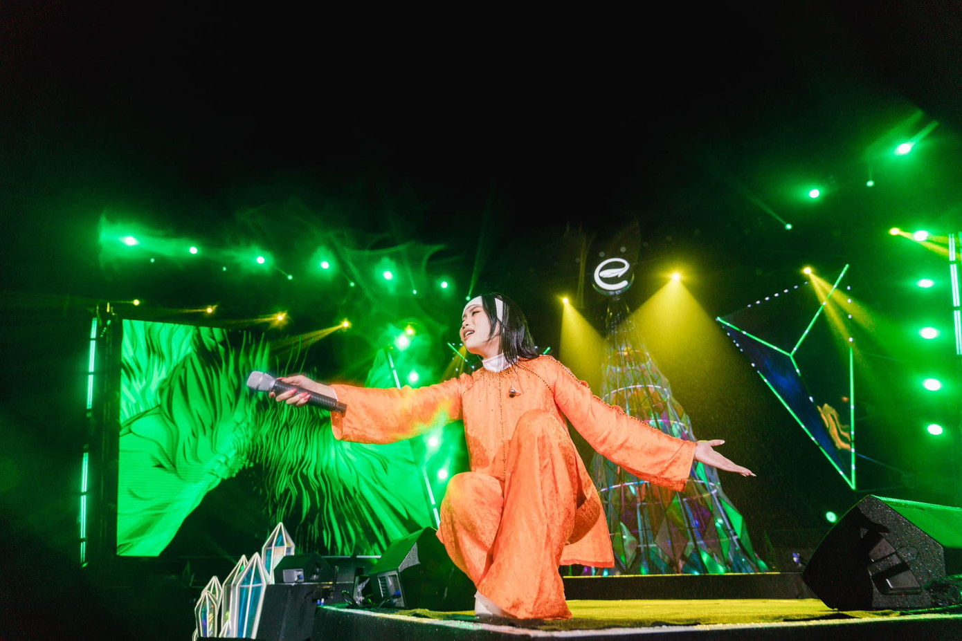 Phương Mỹ Chi bình tĩnh xử lý sự cố khi đang biểu diễn.