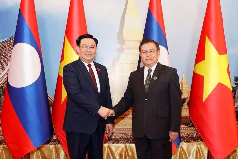 Chủ tịch Quốc hội Vương Đình Huệ và Chủ tịch Quốc hội Lào Saysomphone Phomvihane. (Ảnh: TTXVN) Chủ tịch Quốc hội Vương Đình Huệ và Chủ tịch Quốc hội Lào Saysomphone Phomvihane. (Ảnh: TTXVN)