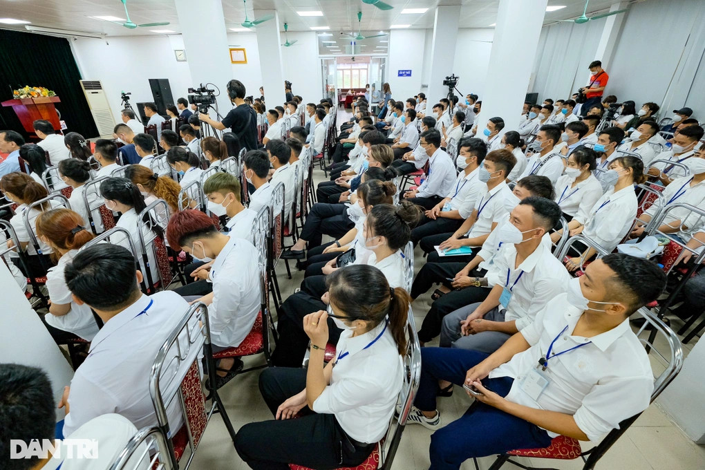 Lao động tìm kiếm cơ hội xuất ngoại (Ảnh: Nguyễn Sơn). Lao động tìm kiếm cơ hội xuất ngoại (Ảnh: Nguyễn Sơn).