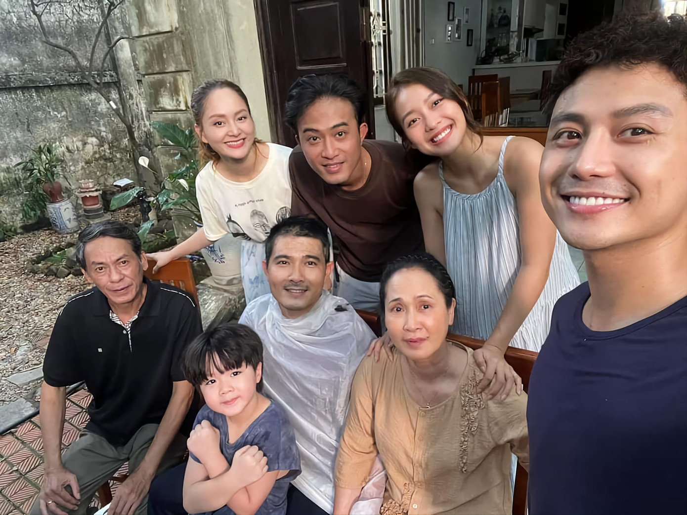 Dàn diễn viên phim Gia đình mình vui bất thình lình.