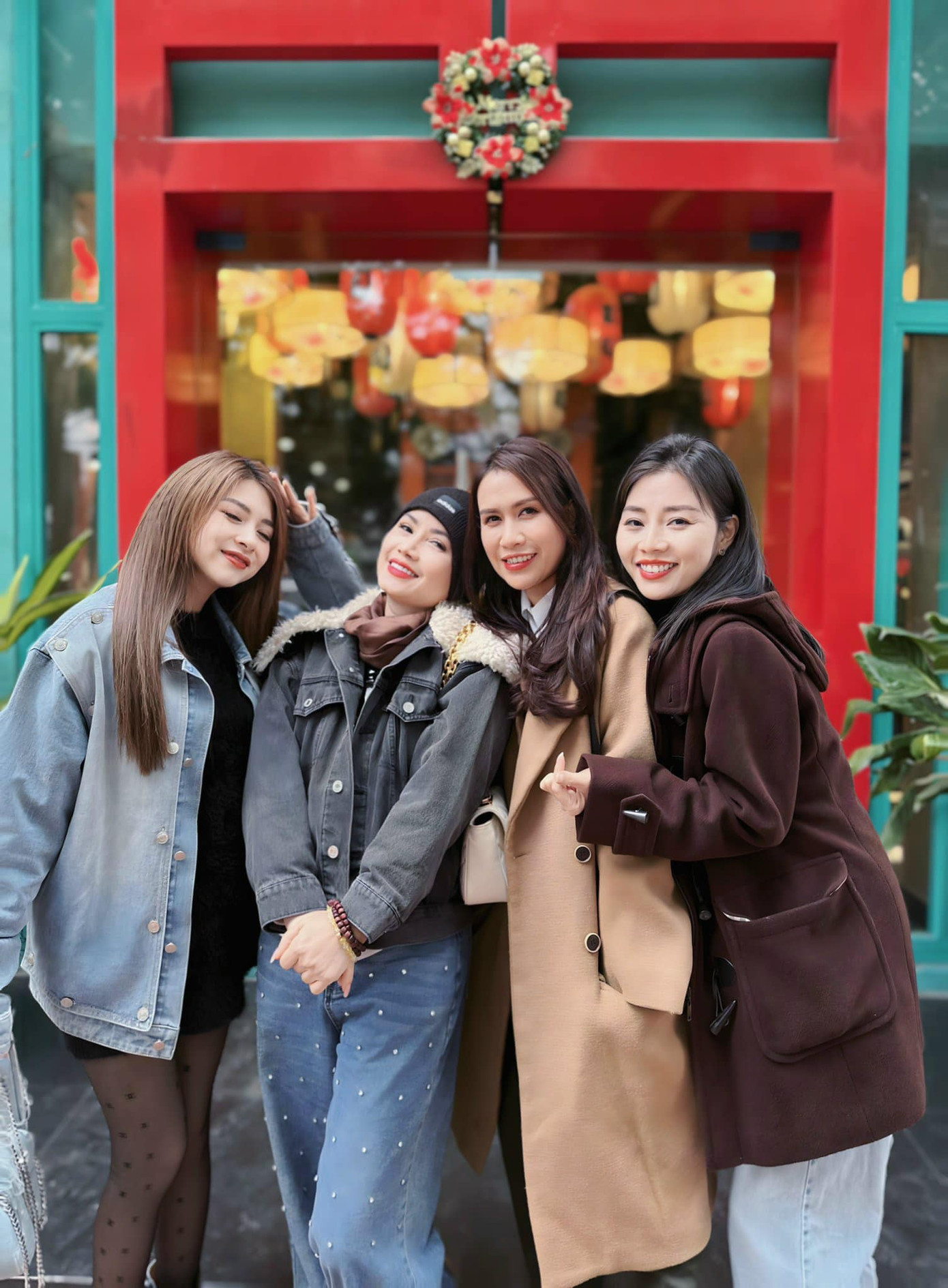 Diễn viên Hoàng Yến đăng tải một số khoảnh khắc cùng hội chị em tổng kết năm cũ và chào đón năm mới. “Xin lỗi tất cả ai mà tôi đã vô tình hay cố ý khiến mọi người buồn hay không vui. Hãy buông bỏ hết mọi phiền muộn nhé, ngày hôm qua đã qua rồi, chuyện năm vừa qua vui buồn cũng qua rồi. Chuẩn bị chào đón năm mới với năng lượng hạnh phúc”, cô viết. Cách đây không lâu, Hoàng Yến gây bất ngờ khi quyết định xuống tóc gieo duyên. Tuy nhiên, nữ diễn viên nhấn mạnh, sau khóa tu 8 ngày tại Ấn Độ cô trở lại cuộc sống thường nhật, duy trì công việc đóng phim, bán hàng online...