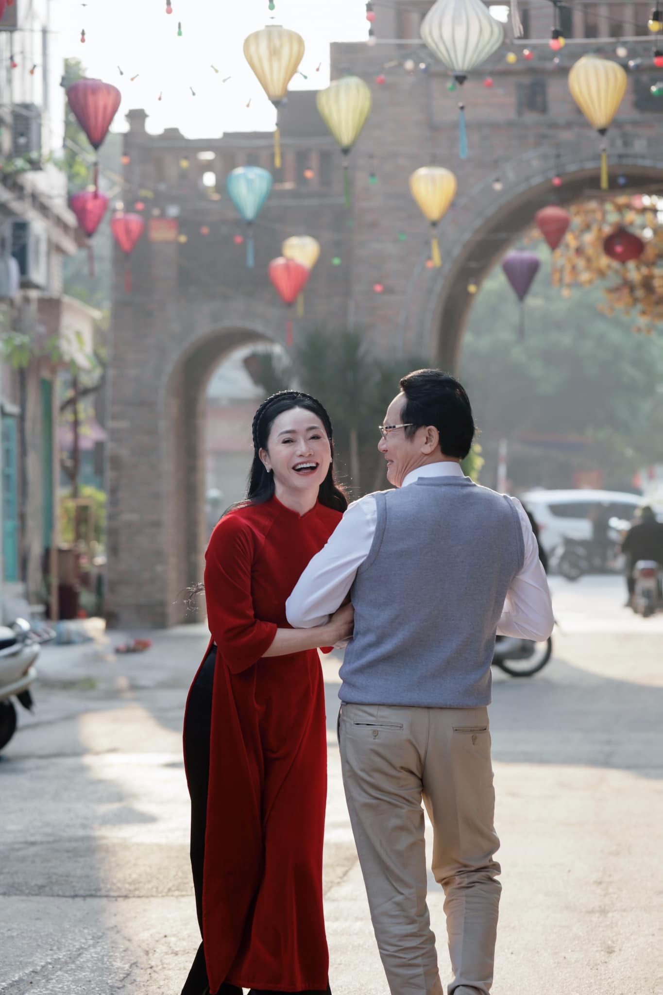 Diễn viên Quách Thu Phương chia sẻ cảm xúc có chút ngỡ ngàng khi nhận ra ngày cuối cùng của năm. “Dạo một vòng trên Facebook, thấy bạn bè mỗi người chúc mừng năm mới nhau với mỗi tâm trạng khác nhau. Kẻ háo hức, mong chờ, người thẫn thờ tiếc nuối. Hiển nhiên rằng, dẫu mình có đứng yên thì dòng đời vẫn chảy trôi. Khép lại một năm với bao tất bật lo toan của cơm áo gạo tiền. Buông mành cho những gì ở lại”, cô tâm sự. Năm vừa qua, Quách Thu Phương có tên trong danh sách được trao tặng danh hiệu Nghệ sĩ Ưu tú. Đây được xem là sự ghi nhận với những nỗ lực làm nghề của nữ diễn viên trong nhiều năm, đặc biệt là ba năm trở lại đây. Cô liên tục xuất hiện trong các phim truyền hình như Đừng bắt em phải quên, Hương vị tình thân, Đấu trí, Đừng nói khi yêu…