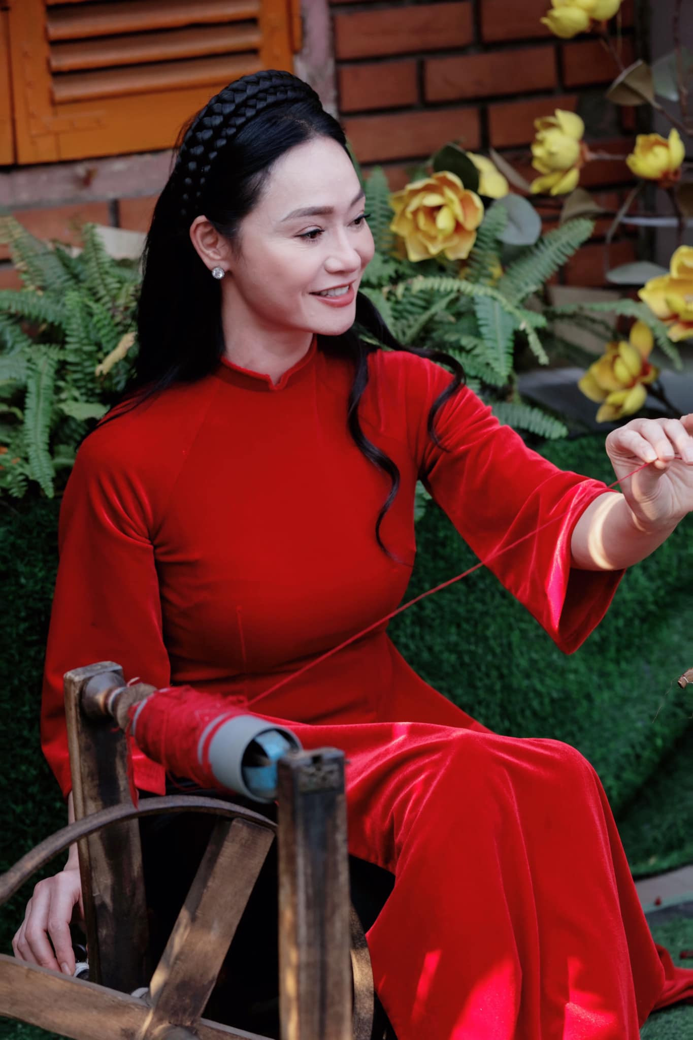 Diễn viên Quách Thu Phương chia sẻ cảm xúc có chút ngỡ ngàng khi nhận ra ngày cuối cùng của năm. “Dạo một vòng trên Facebook, thấy bạn bè mỗi người chúc mừng năm mới nhau với mỗi tâm trạng khác nhau. Kẻ háo hức, mong chờ, người thẫn thờ tiếc nuối. Hiển nhiên rằng, dẫu mình có đứng yên thì dòng đời vẫn chảy trôi. Khép lại một năm với bao tất bật lo toan của cơm áo gạo tiền. Buông mành cho những gì ở lại”, cô tâm sự. Năm vừa qua, Quách Thu Phương có tên trong danh sách được trao tặng danh hiệu Nghệ sĩ Ưu tú. Đây được xem là sự ghi nhận với những nỗ lực làm nghề của nữ diễn viên trong nhiều năm, đặc biệt là ba năm trở lại đây. Cô liên tục xuất hiện trong các phim truyền hình như Đừng bắt em phải quên, Hương vị tình thân, Đấu trí, Đừng nói khi yêu…