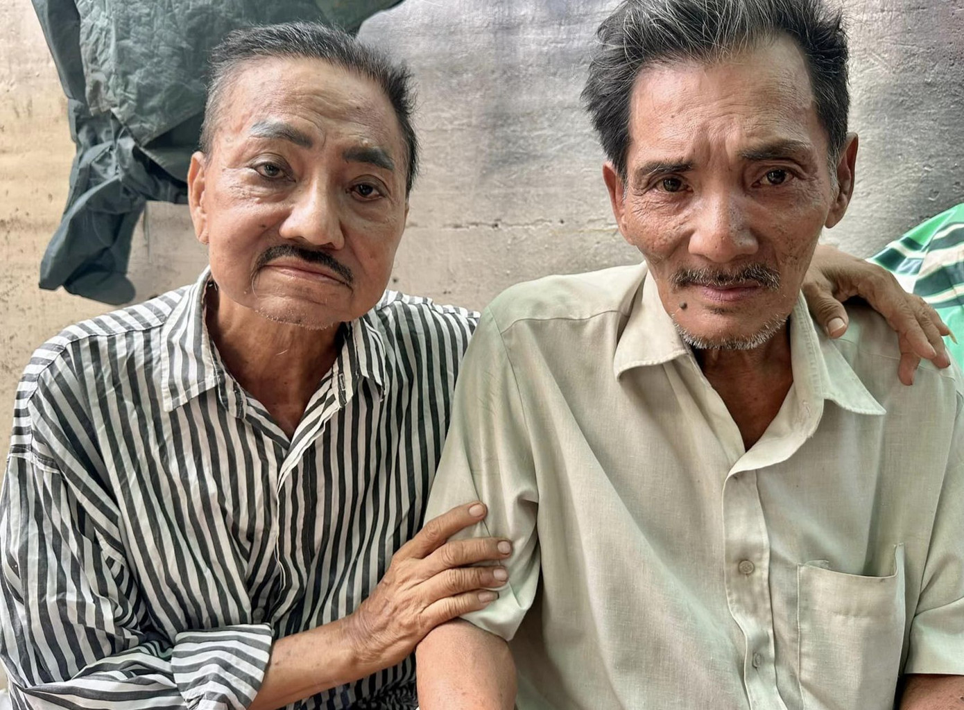 Nghệ sĩ Thương Tín tới thăm Aly Dũng vào tháng 11. Nghệ sĩ Thương Tín tới thăm Aly Dũng vào tháng 11.