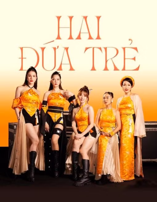 Ca sĩ Mỹ Linh tản mạn những ngày cuối năm về chương trình Chị đẹp đạp gió rẽ sóng. Theo nữ ca sĩ, từ lúc chương trình bấm máy đến lúc đóng máy là 5 tháng, cô đã có những ngày vui và nhiều kỷ niệm đẹp. “Nhìn ngắm các chị em tập luyện say mê, những giọt mồ hôi và cả những giọt máu hồng rơi xuống vẫn không làm cho những nụ cười của các chị bớt tươi đi. Mình thấy thương yêu các chị em, thấy cảm động vô cùng. 30 người phụ nữ, 30 vẻ đẹp, 30 tính cách chẳng dễ để dung hòa nhau nhưng sau tất cả chúng mình đã có những ngày tháng không thể nào quên”, Mỹ Linh viết. Bên cạnh đó, cô bày tỏ mong muốn các chị đẹp trong chương trình dành cho nhau những lời dịu dàng, bỏ qua, tha thứ để yêu thương nhau.