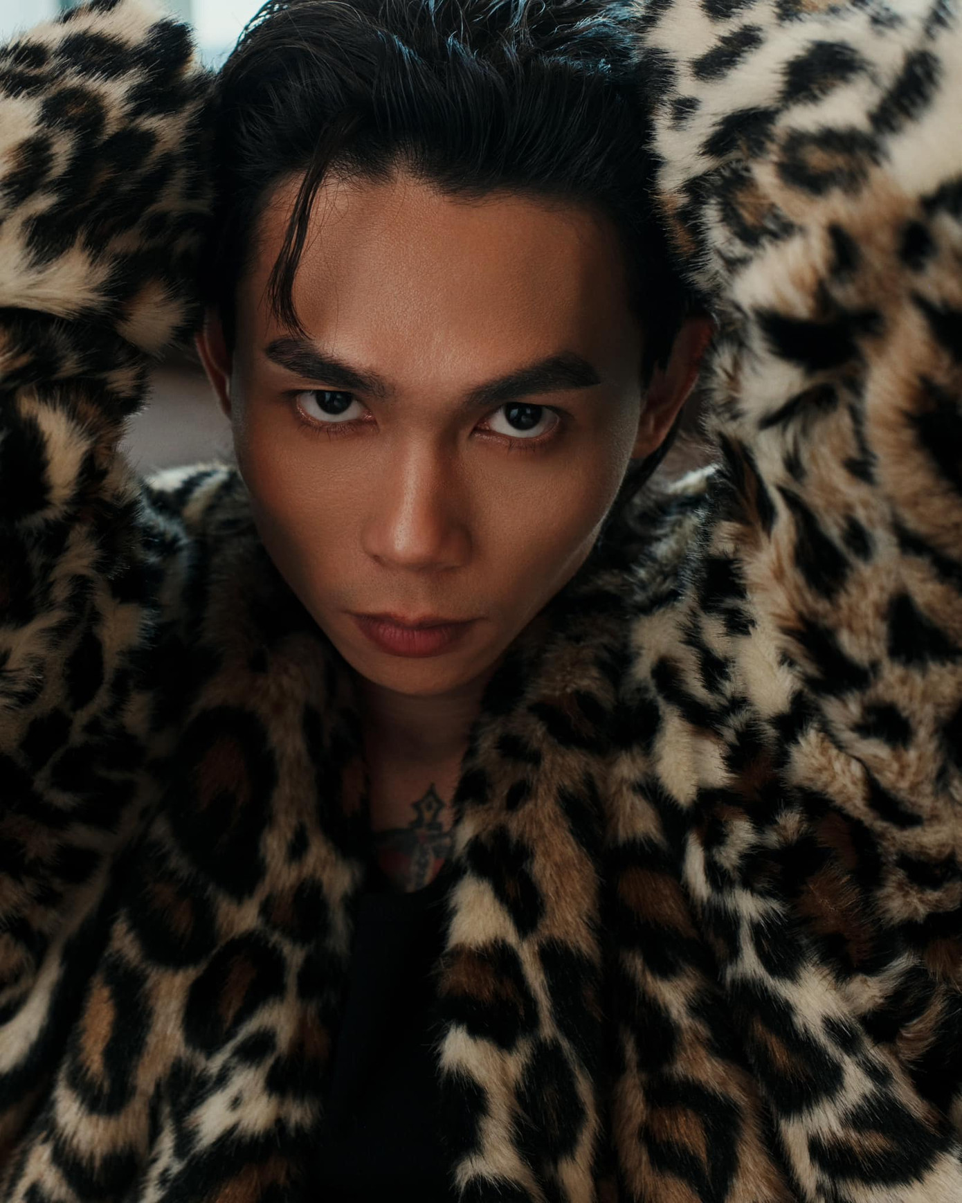 Diễn viên Hồng Thanh chia sẻ loạt ảnh chụp nghệ thuật cùng chiêm nghiệm về 364 ngày qua. Với Hồng Thanh, đó là những ngày có nỗi buồn, có niềm vui, có được, có mất. “Nhưng trên hết chúng ta đã vượt qua được để bây giờ cùng ngồi đây và chào đón một năm mới với nhiều hy vọng. Chúc mọi người năm mới bình an và may mắn. Biết ơn và cảm ơn”, Hồng Thanh viết.