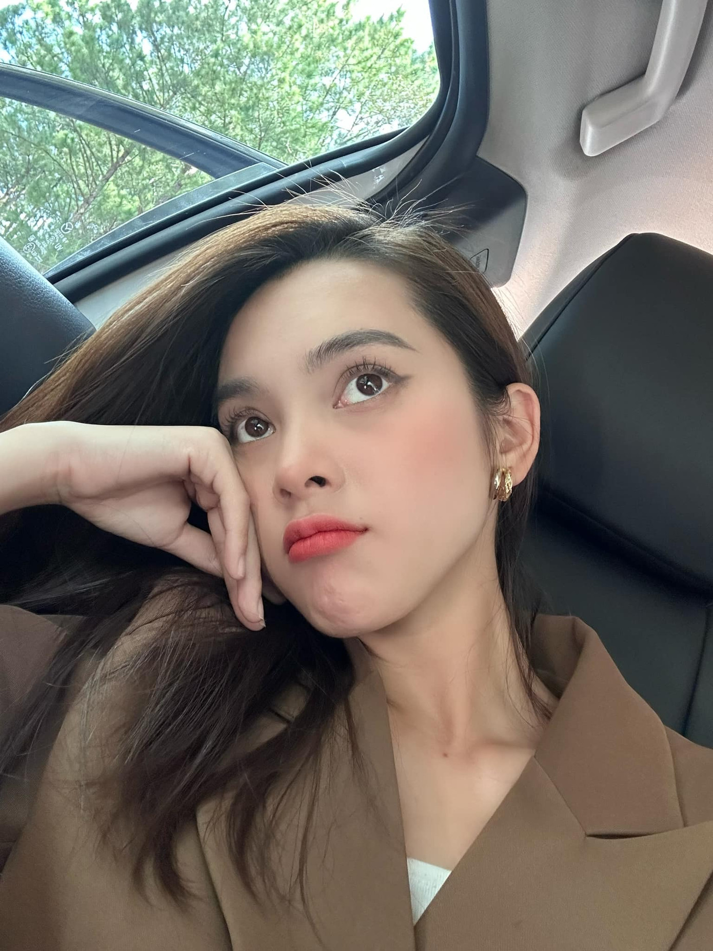 Trên trang cá nhân, diễn viên Lương Quỳnh viết: “Cuối tuần cũng là cuối năm, cảm ơn một năm trọn vẹn, làm việc đến ngày 31 chưa nghỉ”. Vai diễn hiện tại của Lương Quỳnh trong phim Không ngại cưới, chỉ cần một lý do không gây nhiều ấn tượng do yếu tố kịch bản kém thu hút.