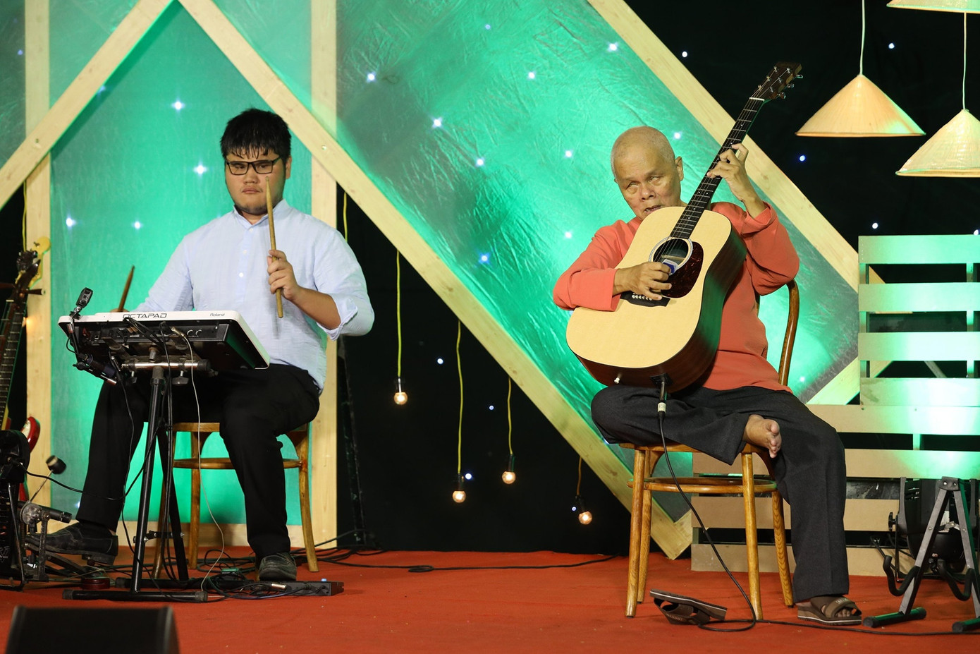 Dáng ngồi dân dã quen thuộc của nghệ sĩ Thanh Điền.