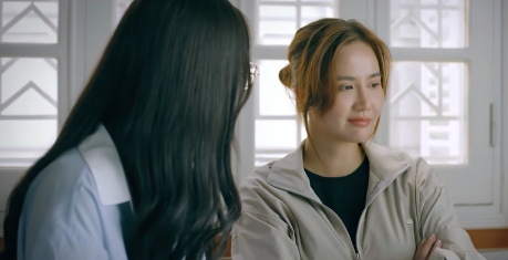 Biểu cảm cười nhếch mép, phồng miệng của Huyền Lizzie bị chê phá vỡ hình tượng nhân vật.