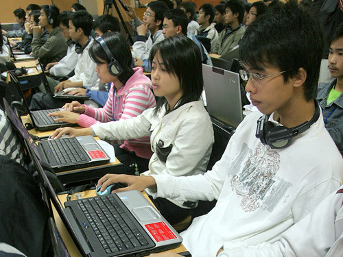 Thực tế hiện nay người dùng internet sử dụng tài khoản ảo chiếm tỷ lệ rất lớn - Ảnh: Trường Sơn (Thanh Niên)