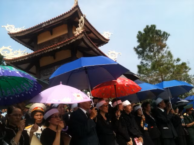 Hàng vạn người dân chờ khoảnh khắc linh xa Đại tướng vào Vũng Chùa-Đảo Yến