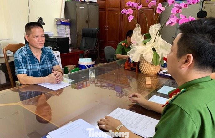 Ông Hoàng Tuấn (bìa trái) khai nhận hành vi trốn thuế tại cơ quan điều tra -Ảnh: TL Ông Hoàng Tuấn (bìa trái) khai nhận hành vi trốn thuế tại cơ quan điều tra -Ảnh: TL