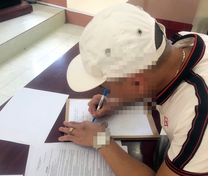 Ông Đ viết tường trình, cam kết không tái phạm. Ảnh: TL