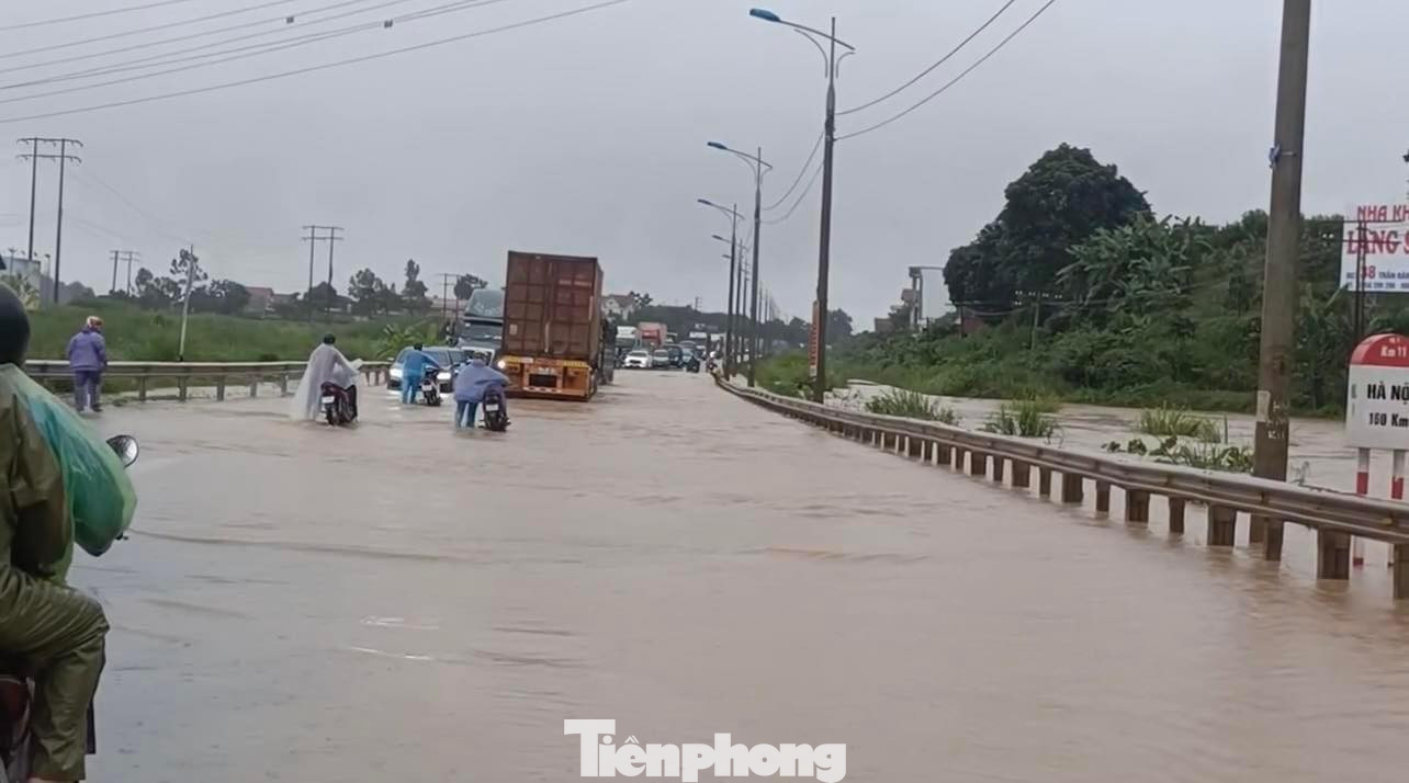 Nhiều tuyến đường, trường học "biến thành sông", cản trở lưu thông.