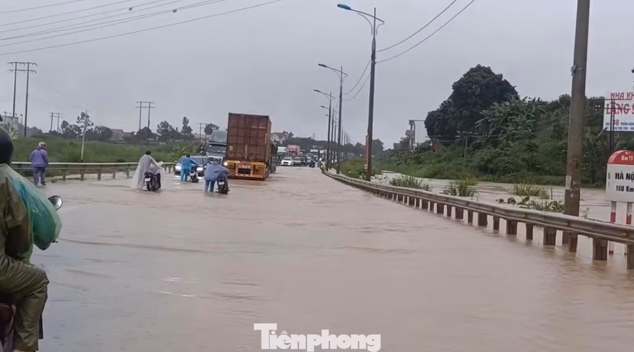 Nhiều tuyến đường, trường học "biến thành sông", cản trở lưu thông.