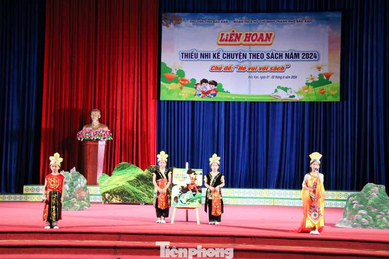 Các đội thi thành thục các tiết mục sân khấu hóa các câu chuyện theo sách. Ảnh: M.L Các đội thi thành thục các tiết mục sân khấu hóa các câu chuyện theo sách. Ảnh: M.L