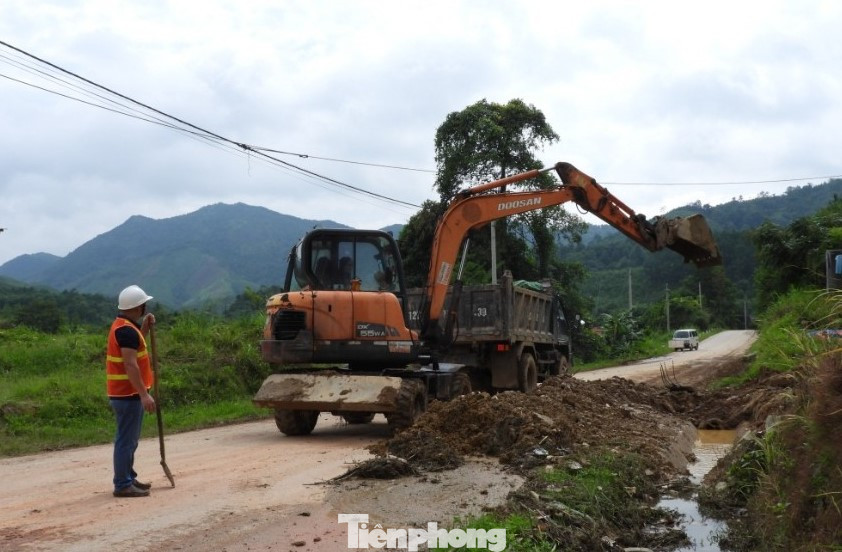 Khắc phục những điểm sạt lở, khơi thông rãnh nước, đảm bảo an toàn công trình giao thông.