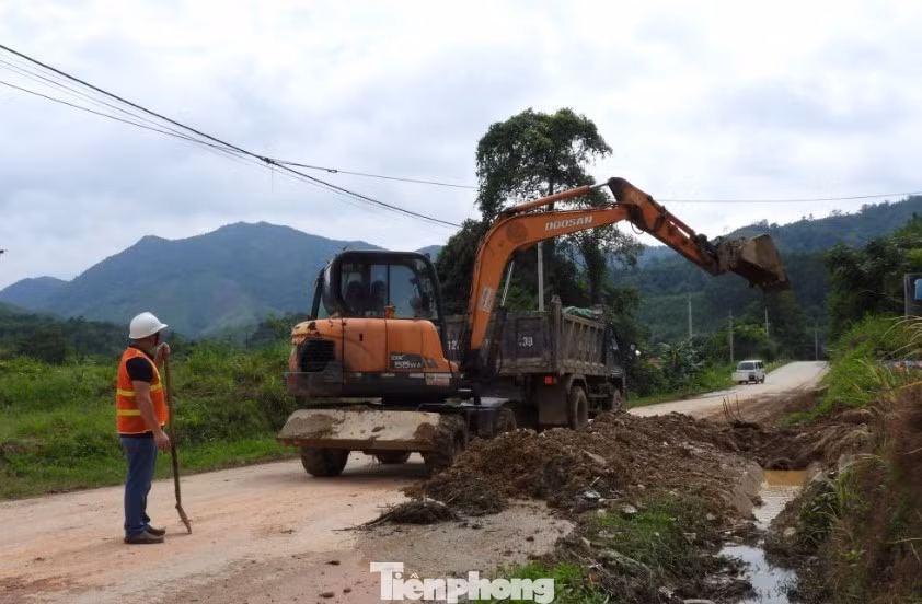 Khắc phục những điểm sạt lở, khơi thông rãnh nước, đảm bảo an toàn công trình giao thông.