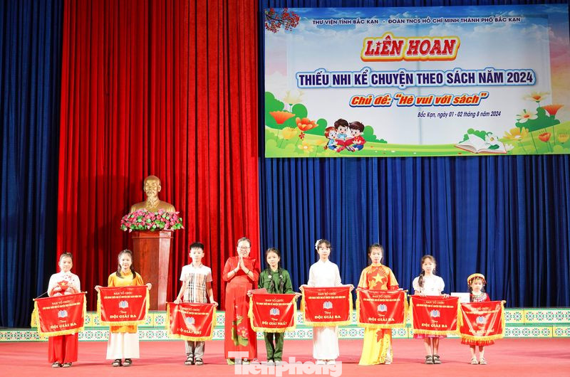 Trao giải cho các đội thi có thành tích cao. Ảnh: M.L Trao giải cho các đội thi có thành tích cao. Ảnh: M.L